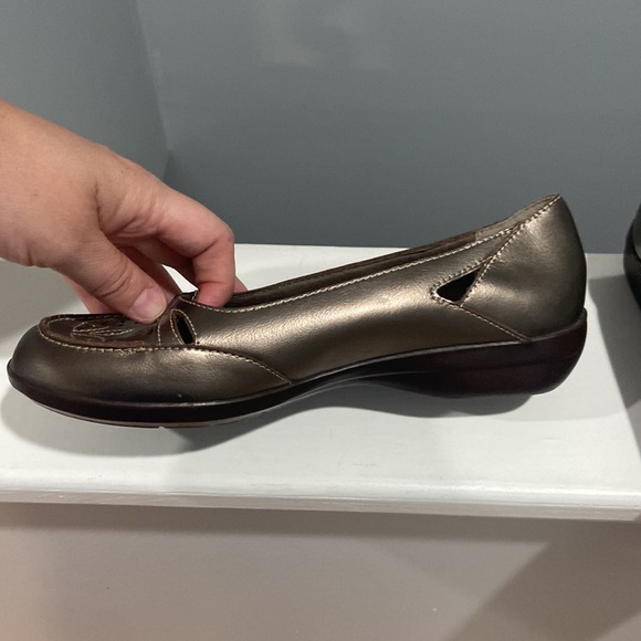 Clarks bendable leather flats slip ons Metallic bronze EUC size 7 - Picture 5 of 13